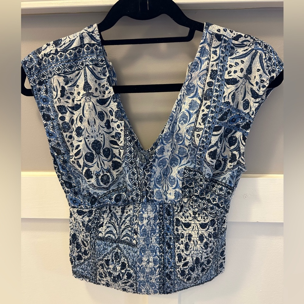 Old Navy XS Blue and White Patterned Blouse